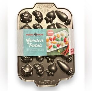 NORDIC WEAR Garden Patch Veggie Cakelet Pan NEW!